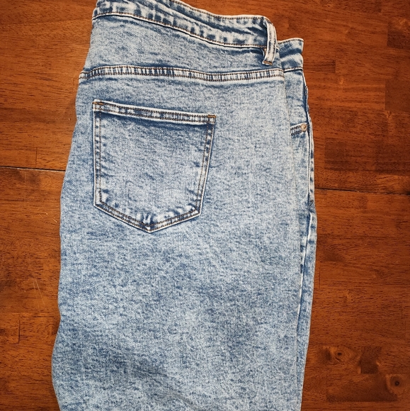 Acid wash distressed shorts - Picture 2 of 2